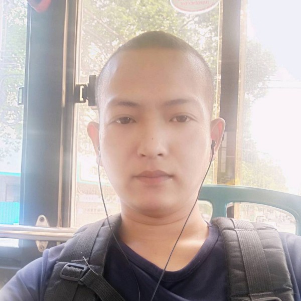 W叼着奶瓶逛青楼的照片
