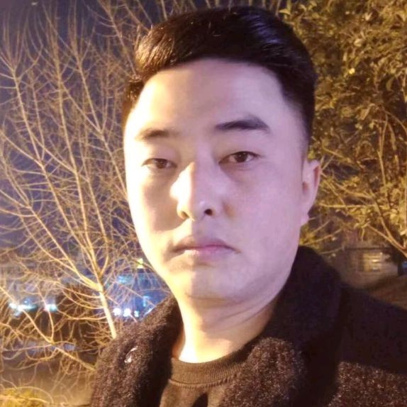 碧蓝扯黑裤的照片