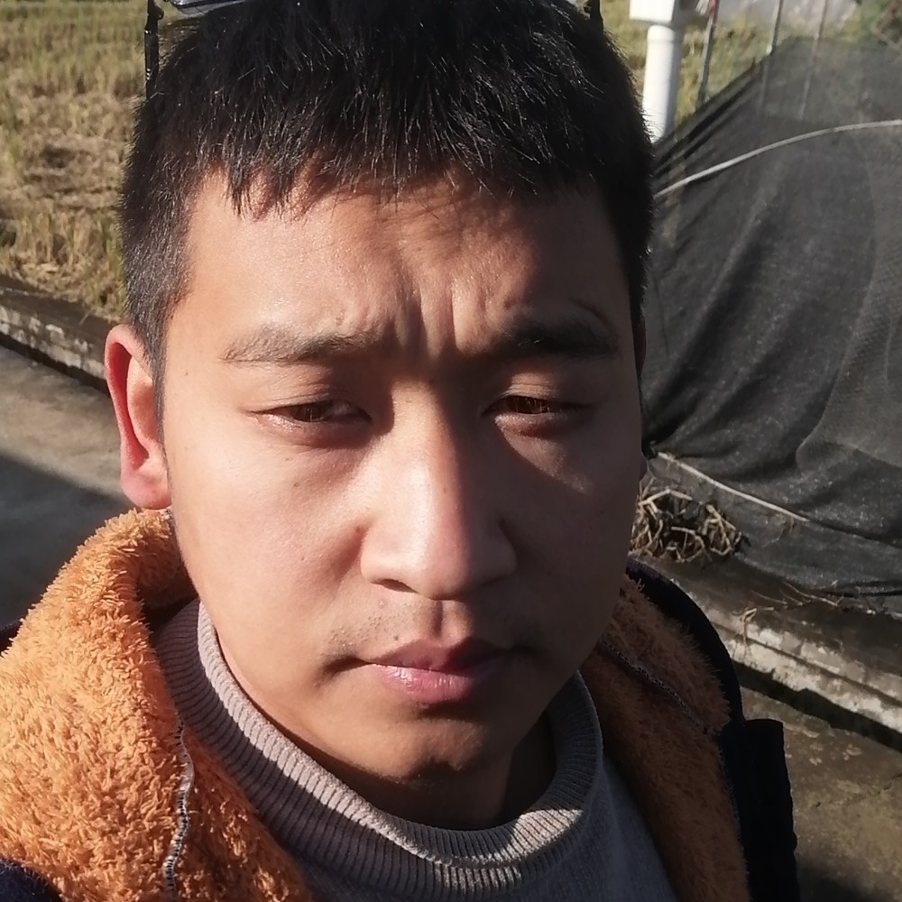 大方挽手黑裤的照片