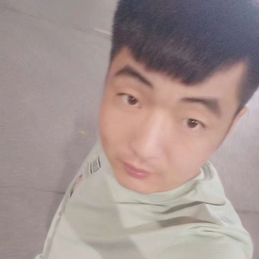 老鼠吃大米的照片