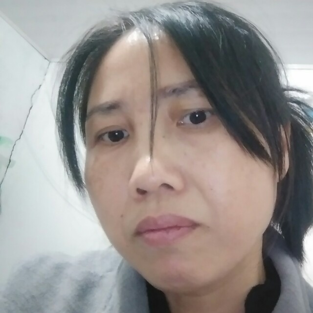 辛勤闻洋葱的照片