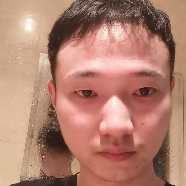 游在水中的鱼的照片