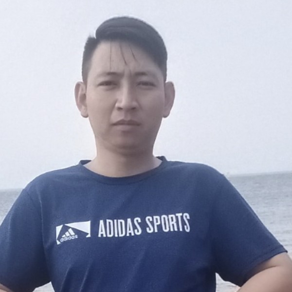 想人陪迎溪流的照片