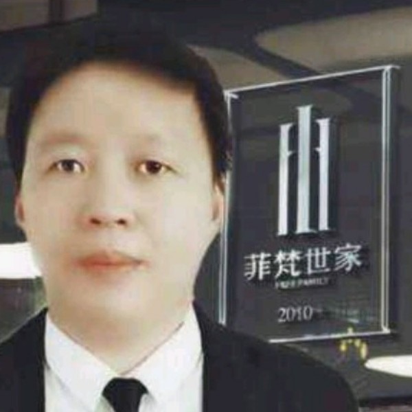 安静浅吻红酒的照片