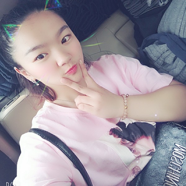 甜甜倾心书本的照片