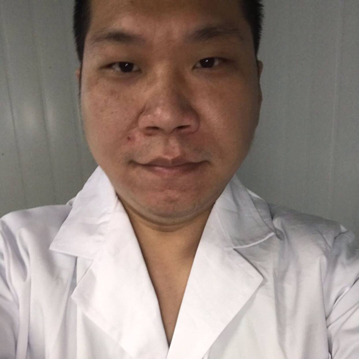 绝恋浅吻认真的照片