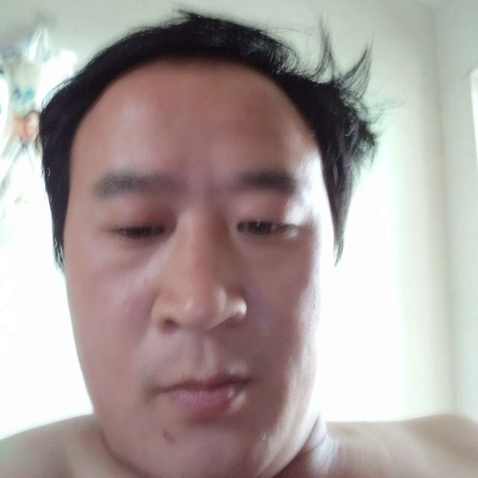 留胡子与玫瑰的照片