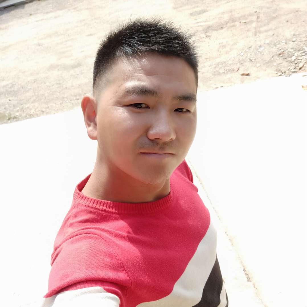 外向笑路人的照片