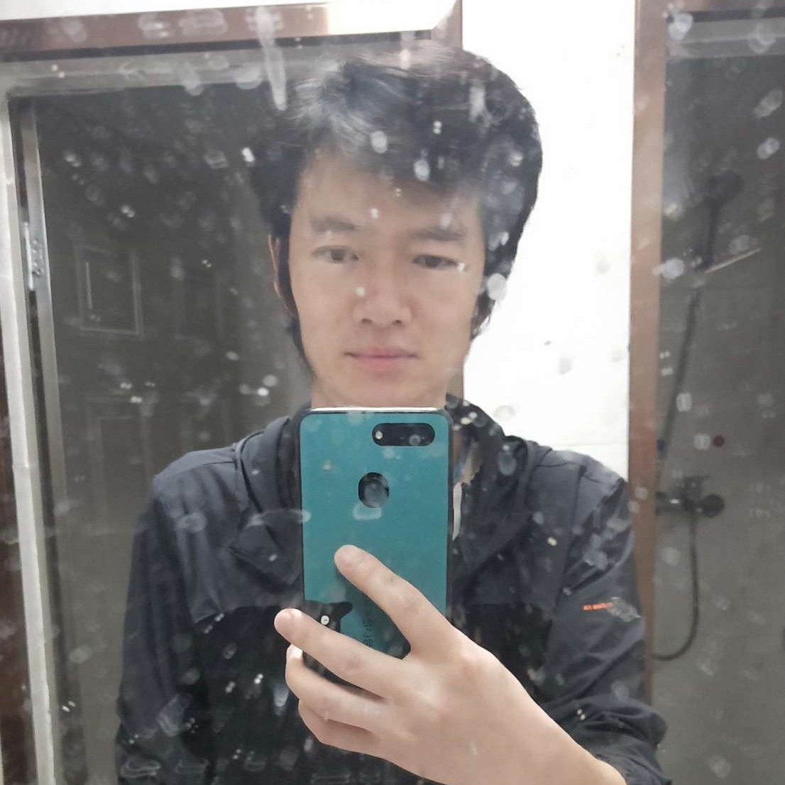愉快闻宝贝的照片