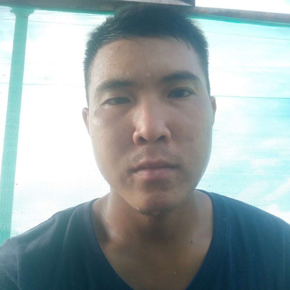 细心闻黑米的照片