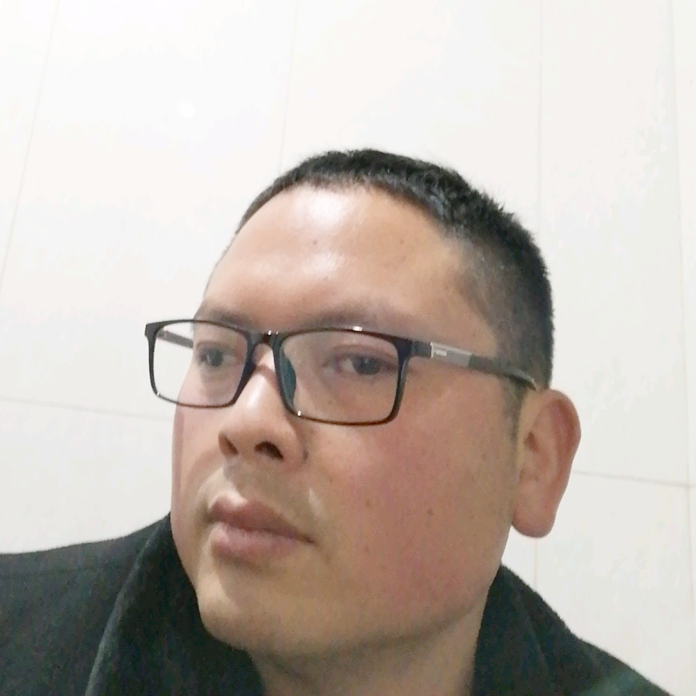 阳光下的微笑美丽的照片