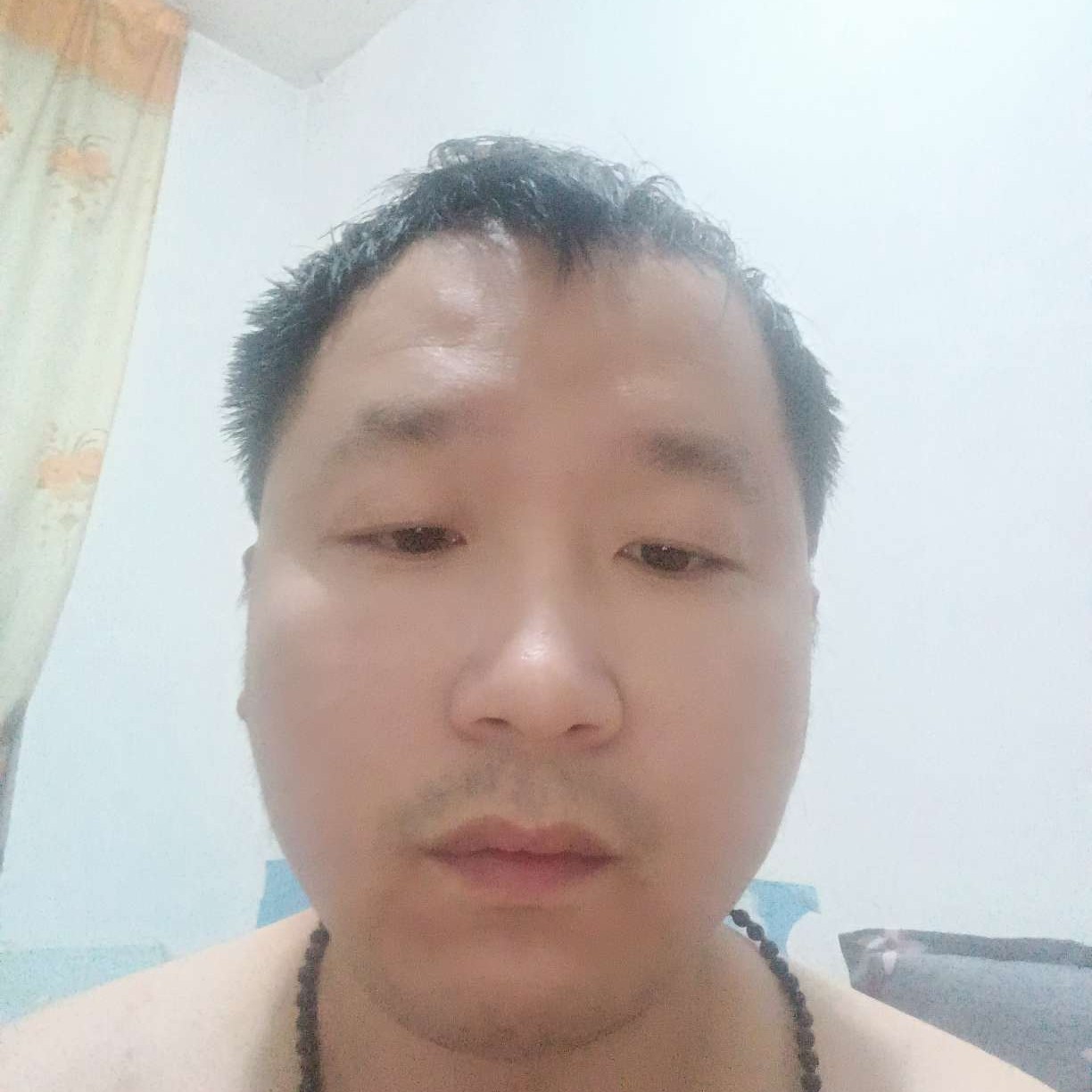 端庄浅吻戒指的照片