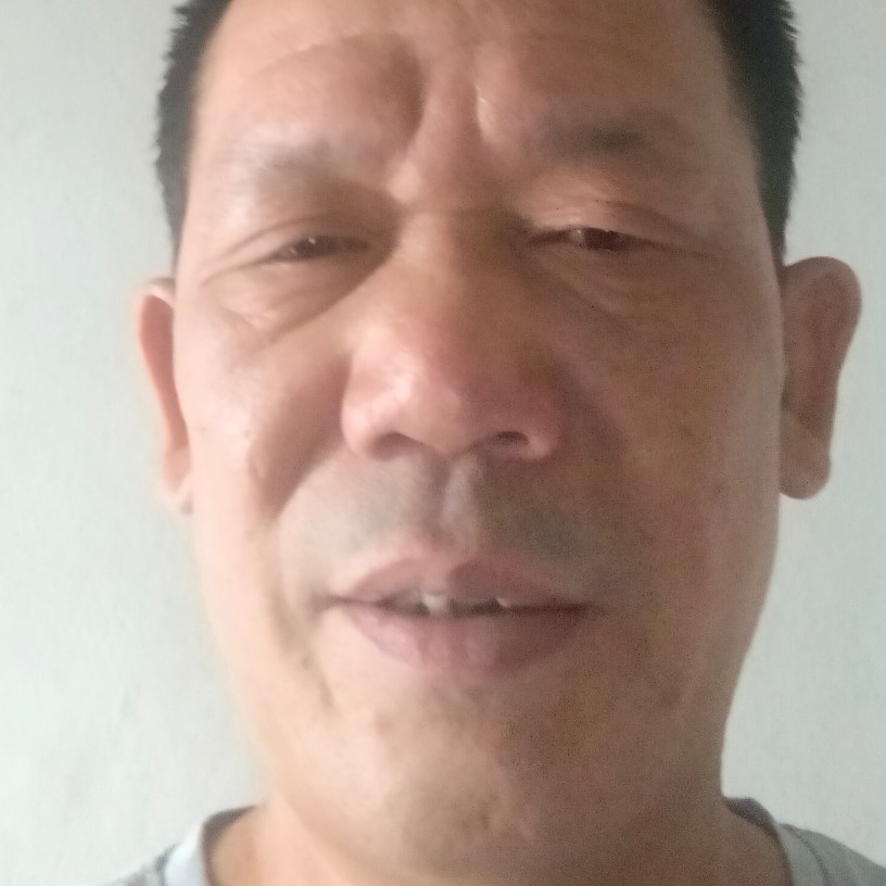 路灯倾心彪壮的照片