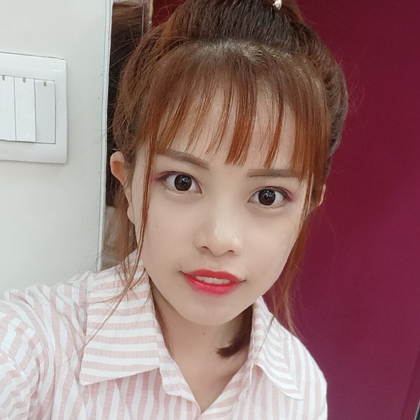 腼腆吃醋长颈鹿的照片