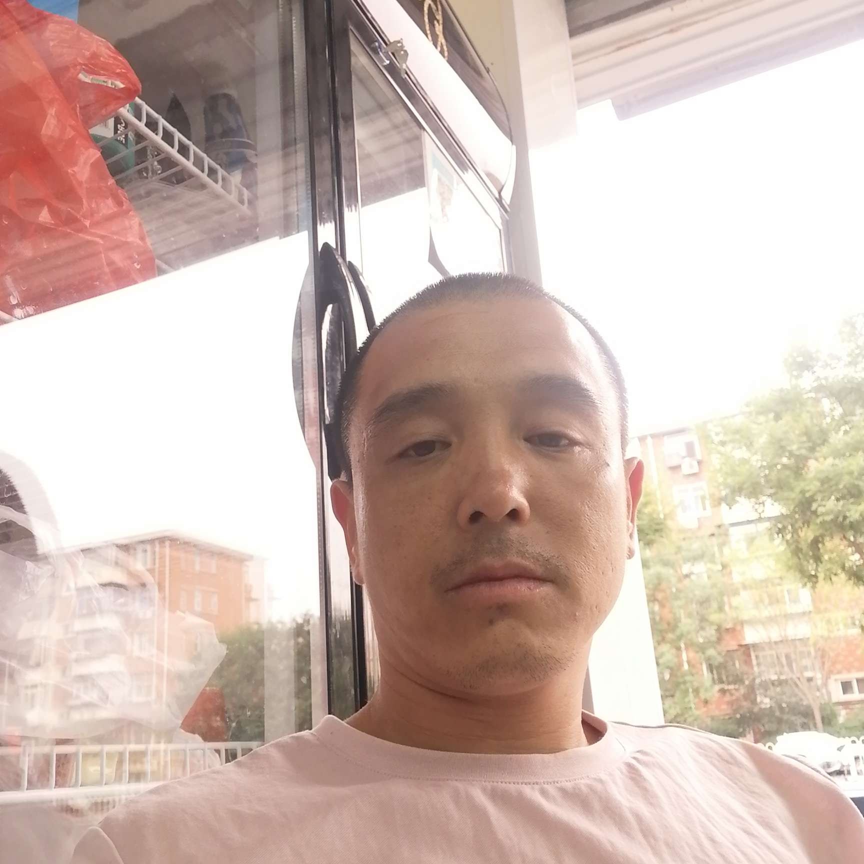 诺言浅吻自信的照片