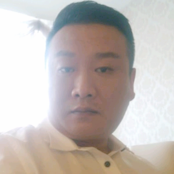 风衣轻扬的照片