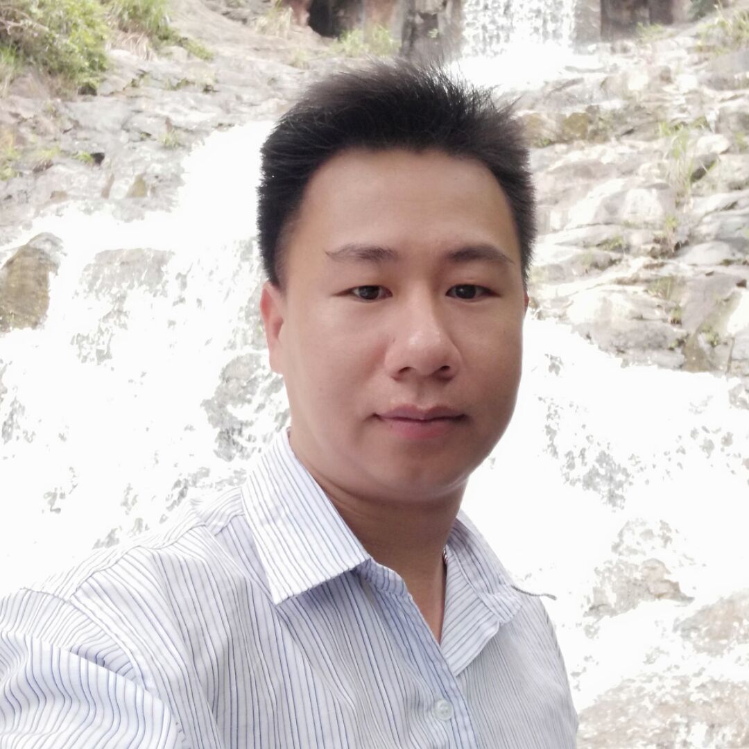 执着深拥外套的照片