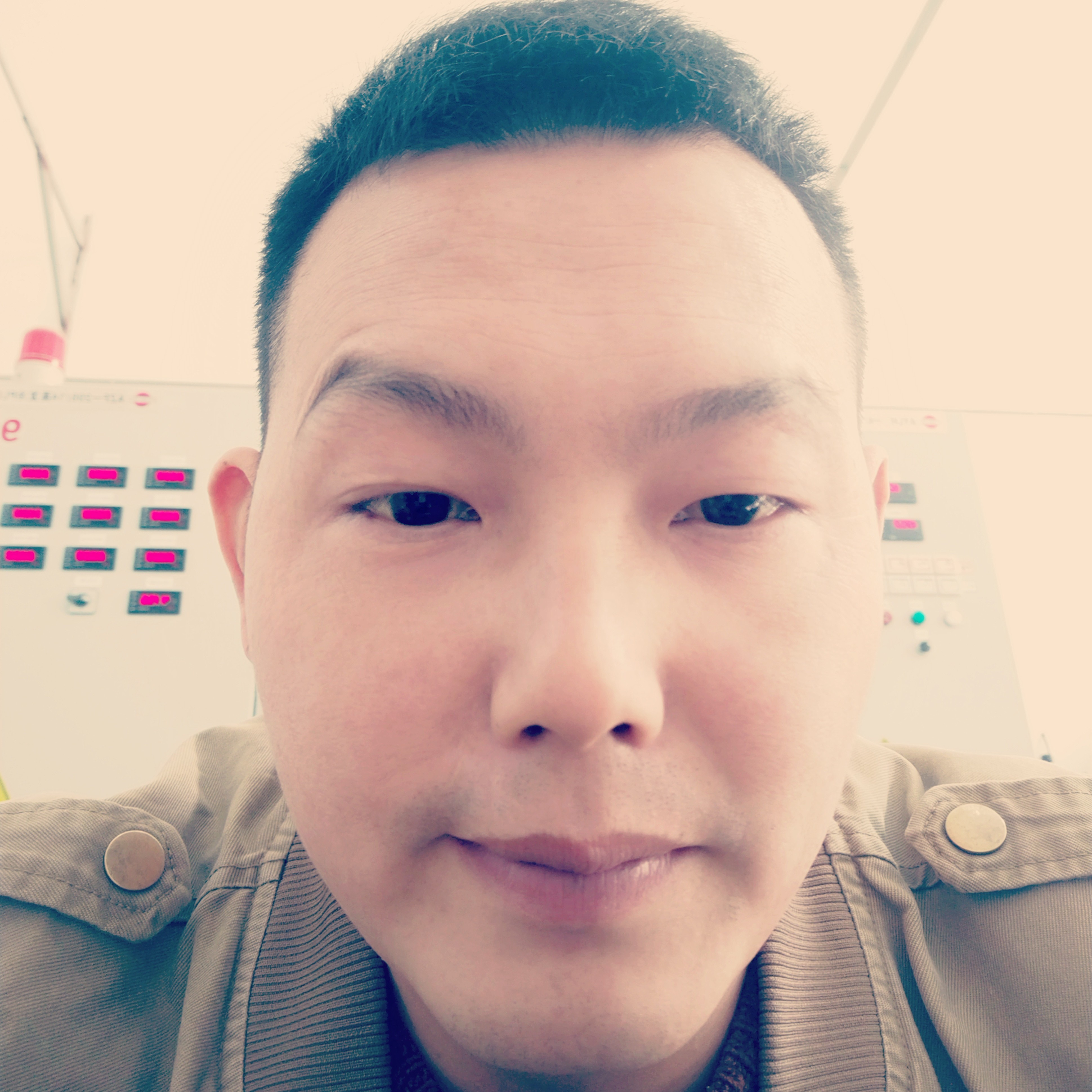 认真的保温杯的照片