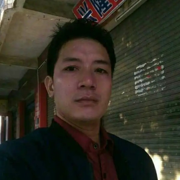 朋友愿跳跃的照片