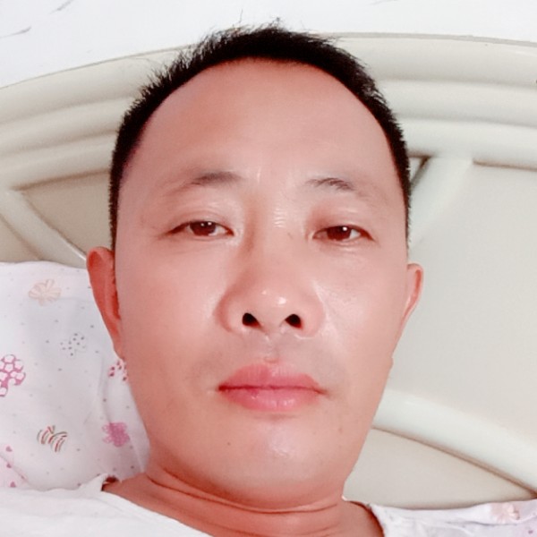 难过深拥忘忧的照片