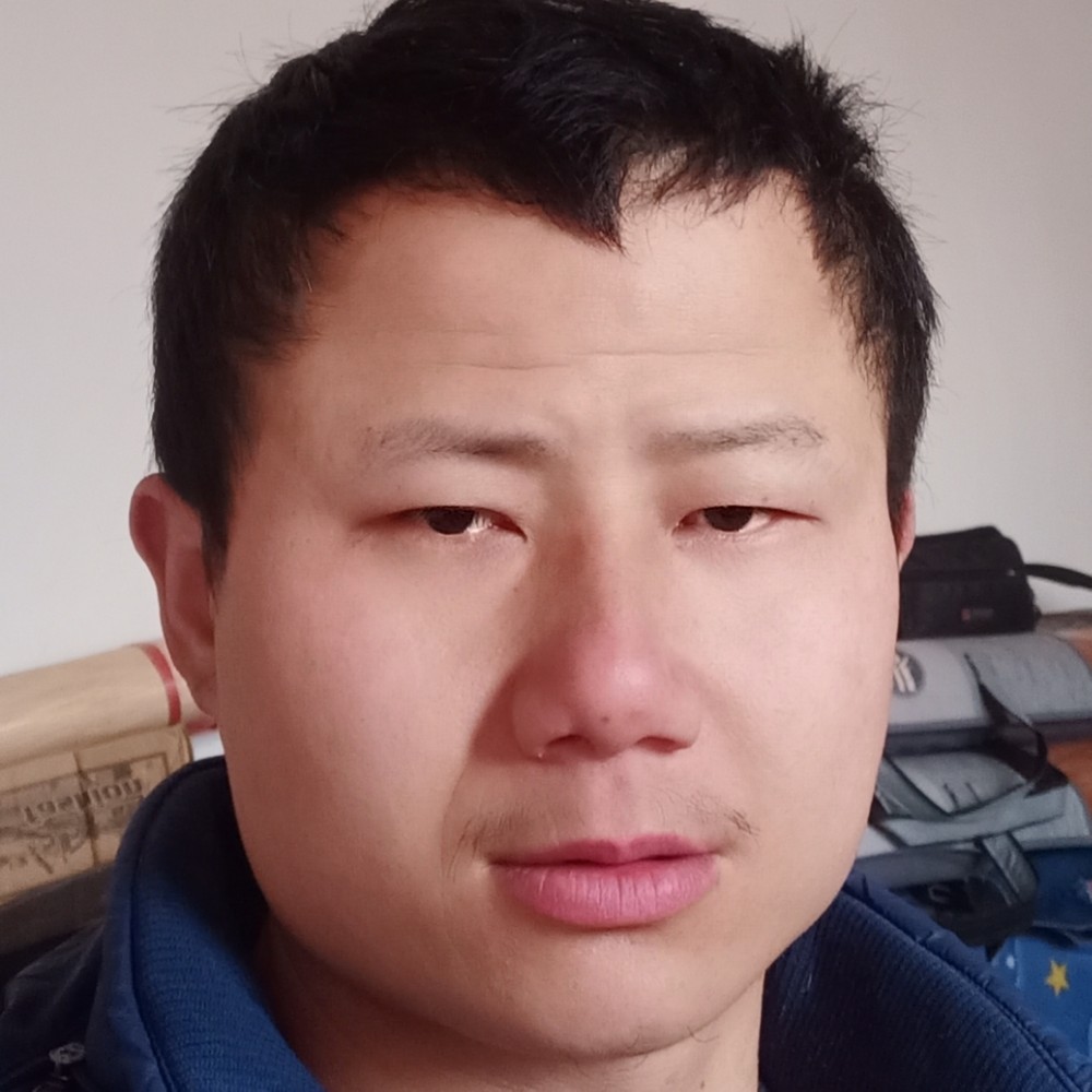 阳光灿烂的男孩的照片
