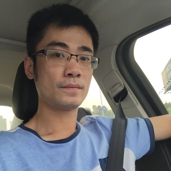 角落的悲伤的照片
