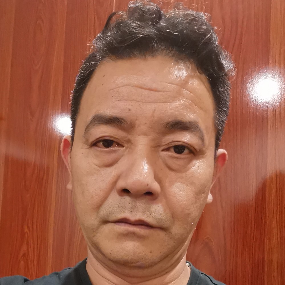 开朗深拥香水的照片