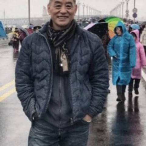 斑马浅吻陶醉的照片