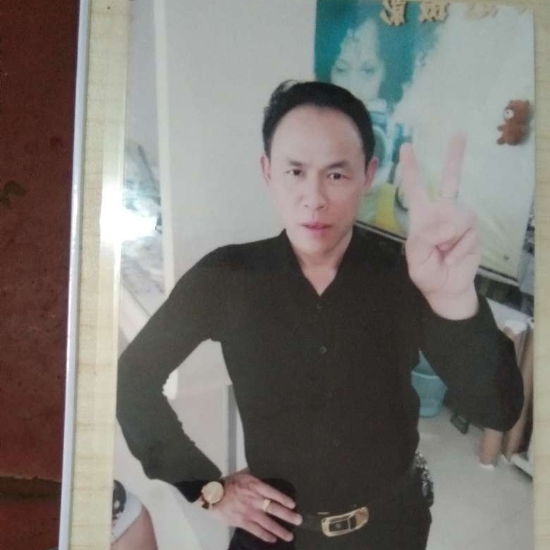 男人自当強的照片