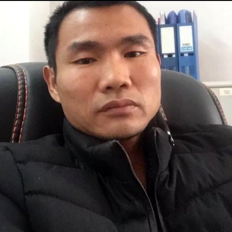犀牛英勇的照片