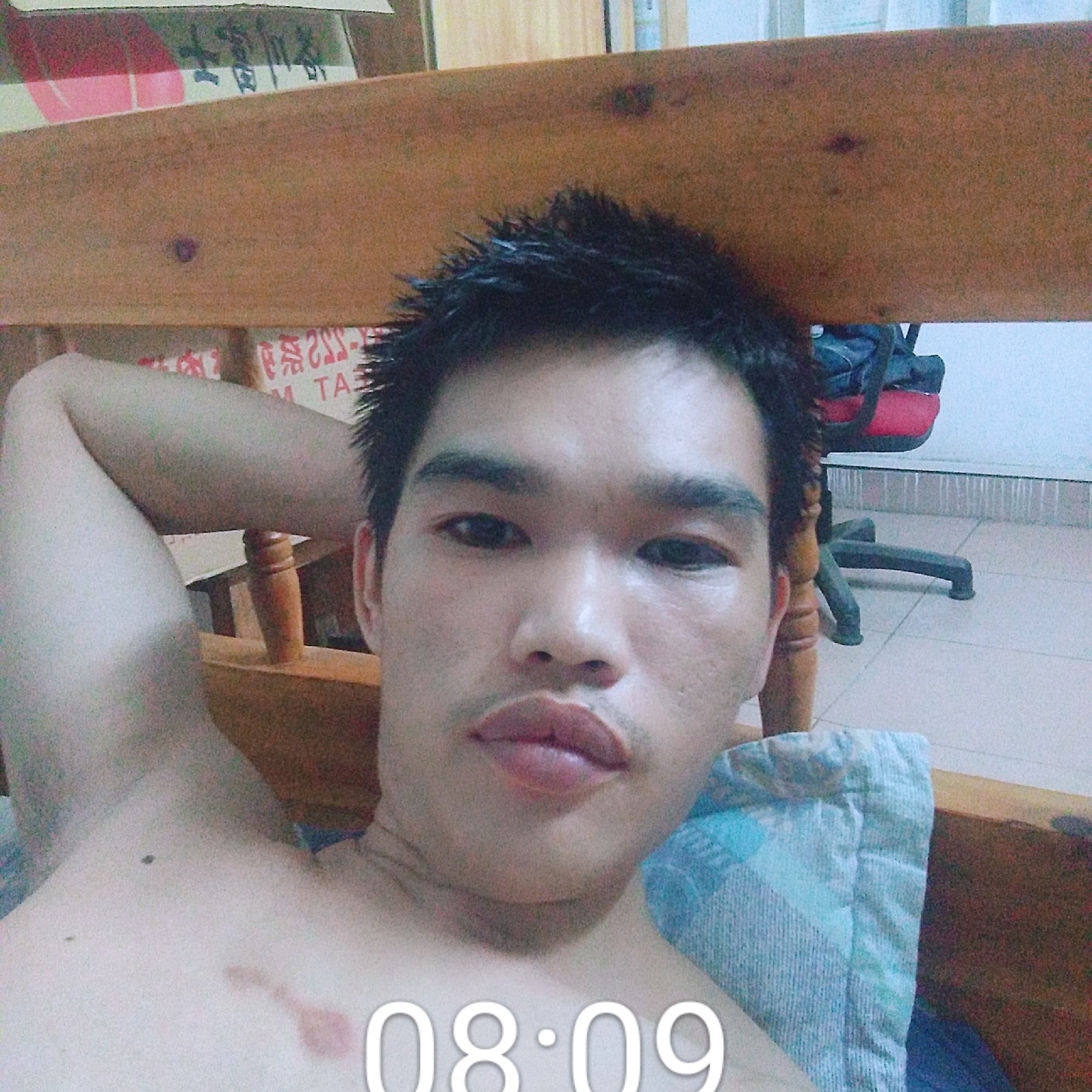 炙热与草丛的照片