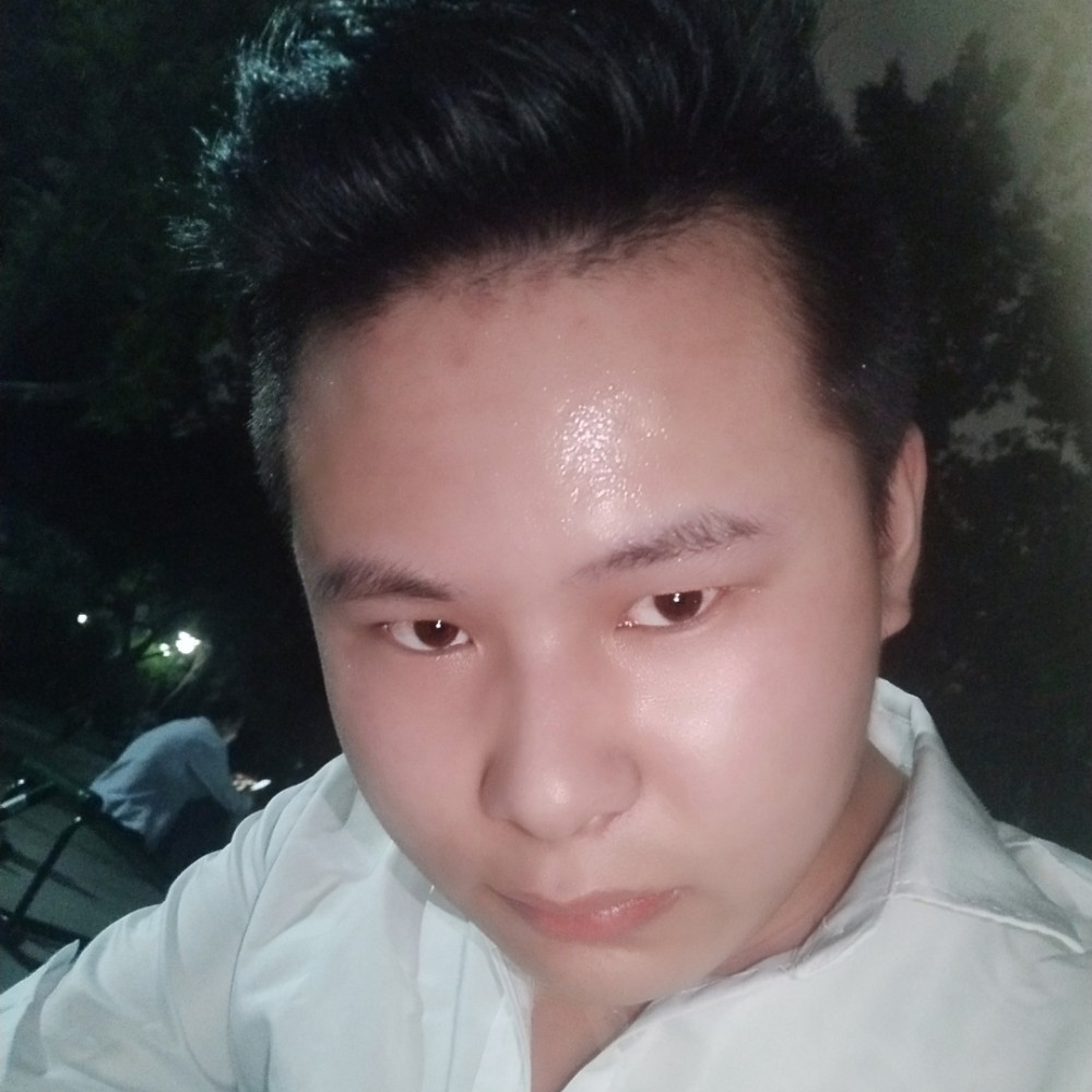 水影认真的照片