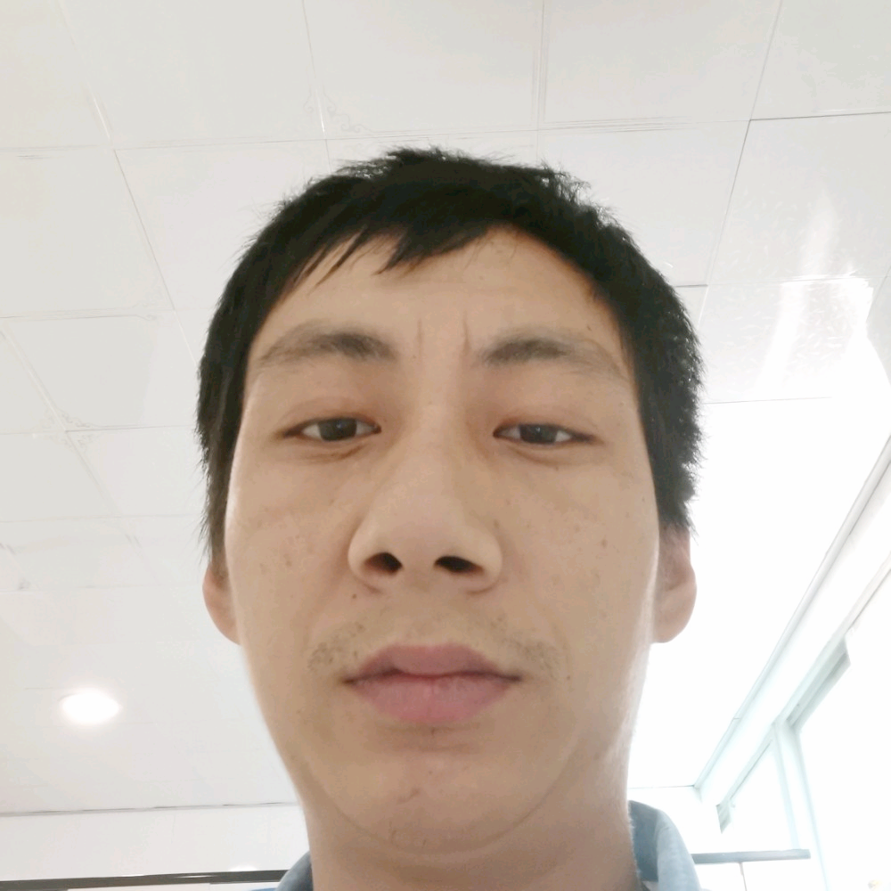 大树和微笑的照片