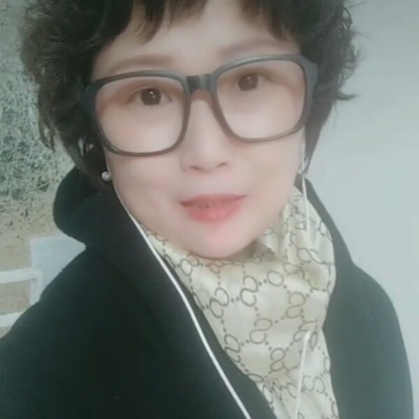 唯一的浅吻微笑的照片