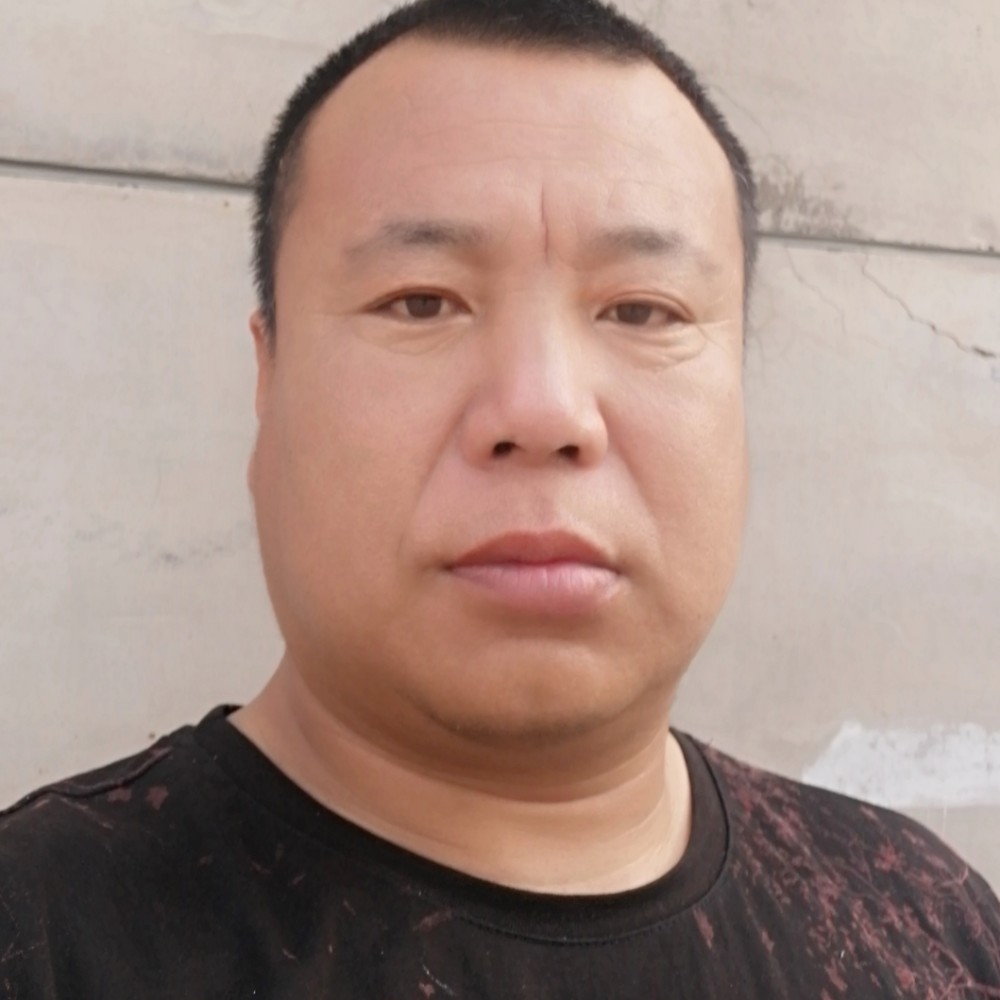 苍鹰翱翔蓝天的照片