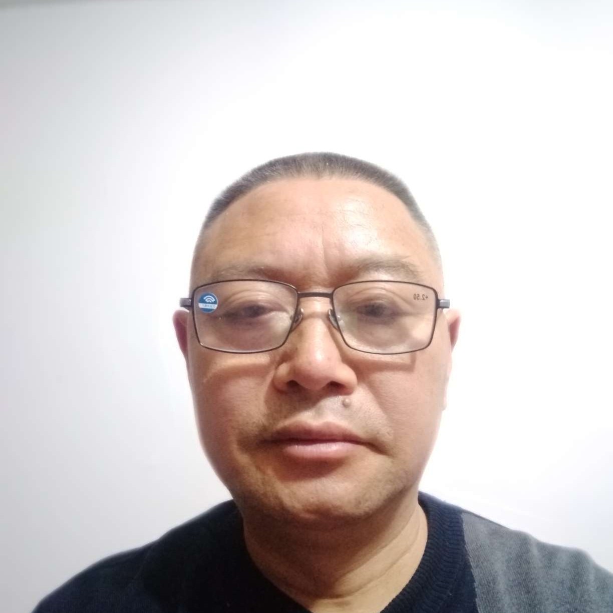 背包笑留胡子的照片