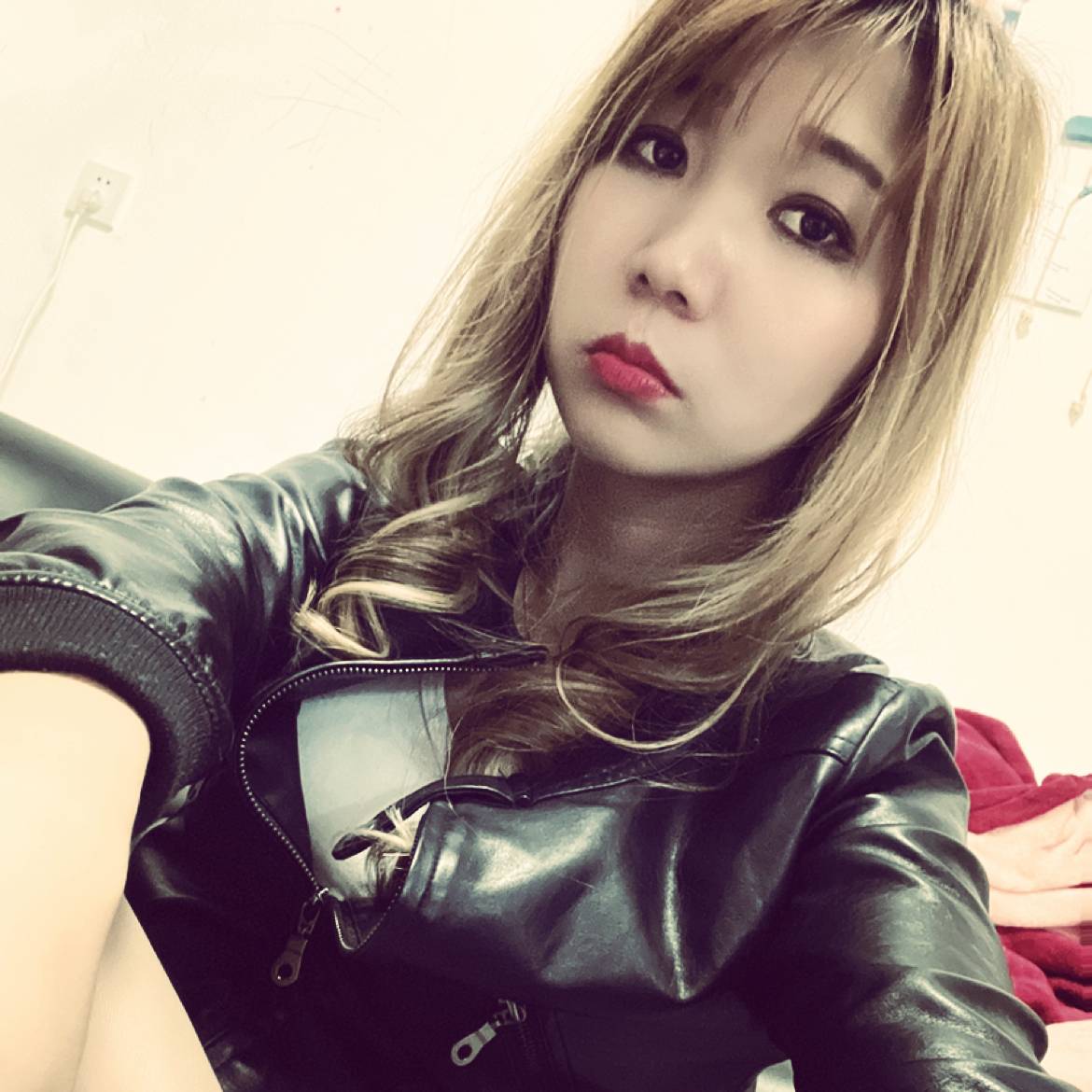 美女拿俏皮的照片