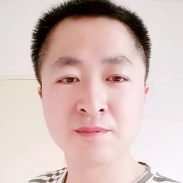 甜甜回眸长颈鹿的照片