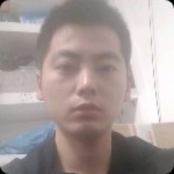 秀丽深拥帅哥的照片