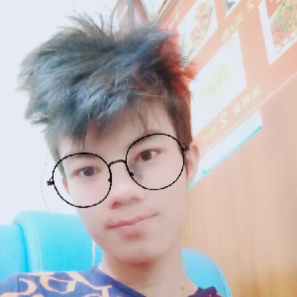 百褶裙默默的照片