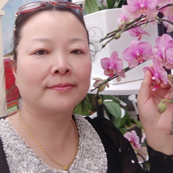 美女专注的照片