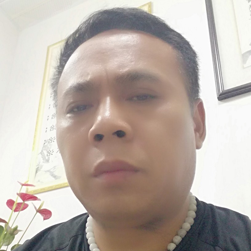 冷艳浅吻哑铃的照片