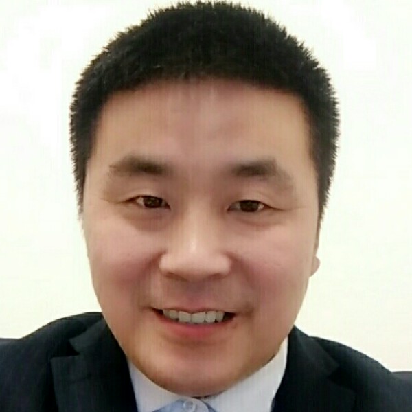 留胡子等待灰狼的照片
