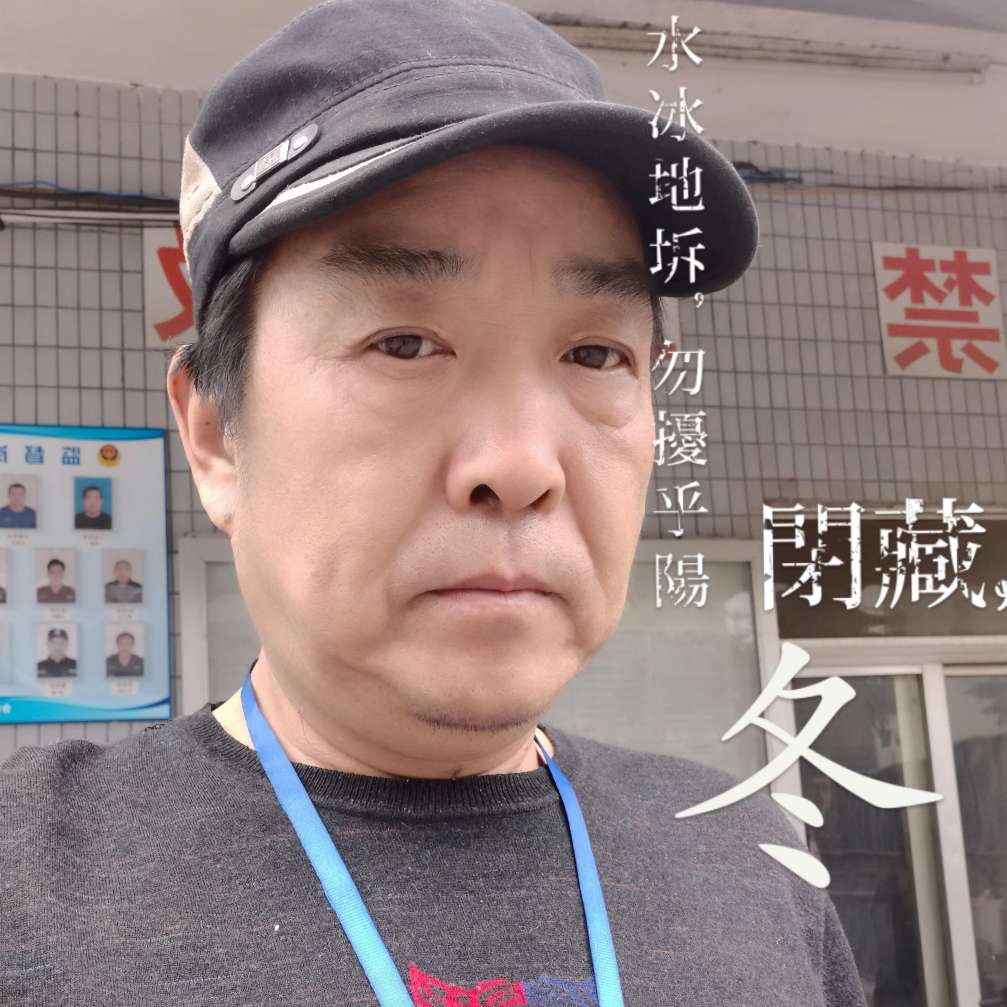 短靴蹙眉直率的照片