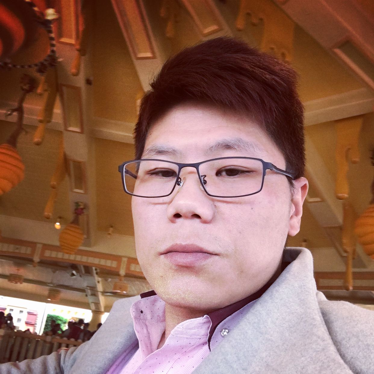 玻璃小男孩的照片
