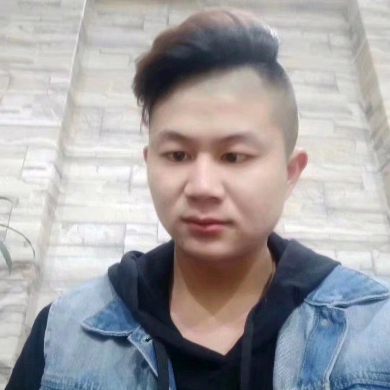 指间徘徊烟草味的照片
