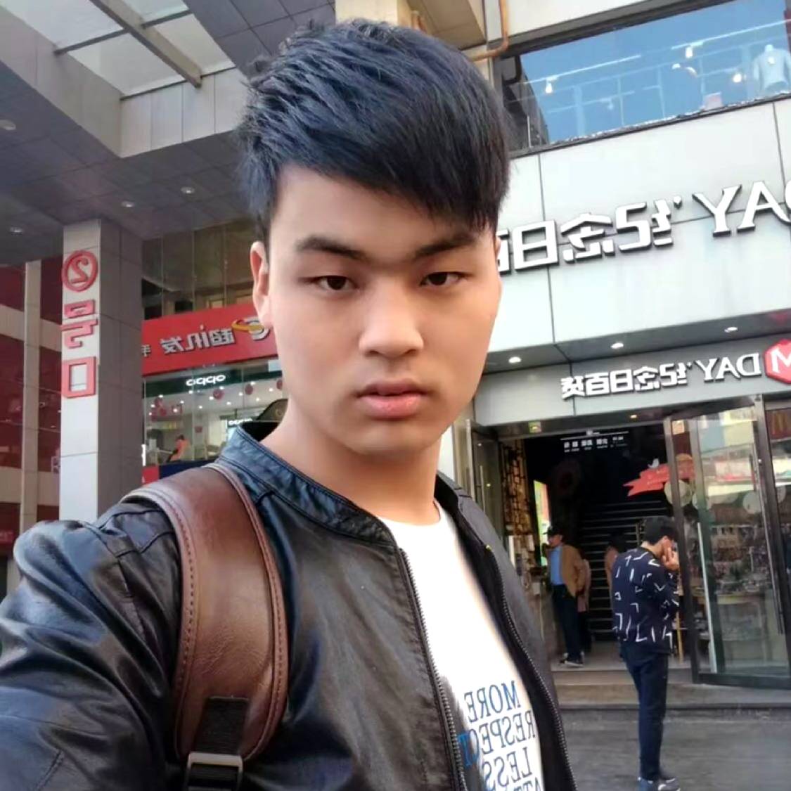 路人的爱笑的照片