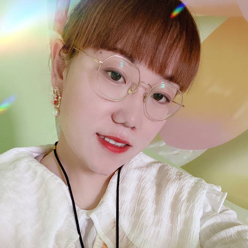 向前观望的照片