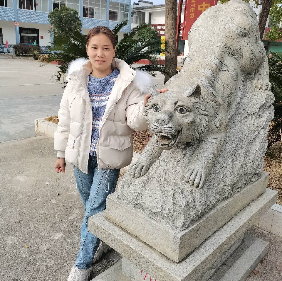美女漫步爱笑的照片