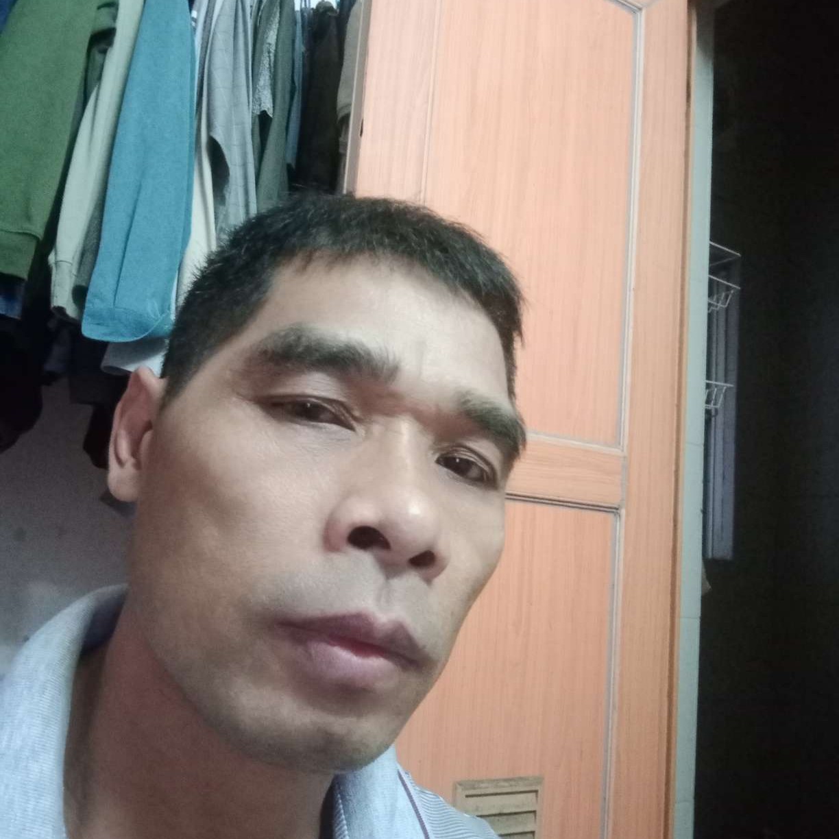 精明挽手水蜜桃的照片